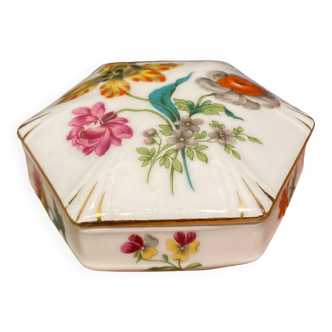 Boite, bonbonnière en porcelaine de forme hexagonale à décor floral polychrome