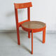 Chaise vintage en bois laqué orange et assise cannage