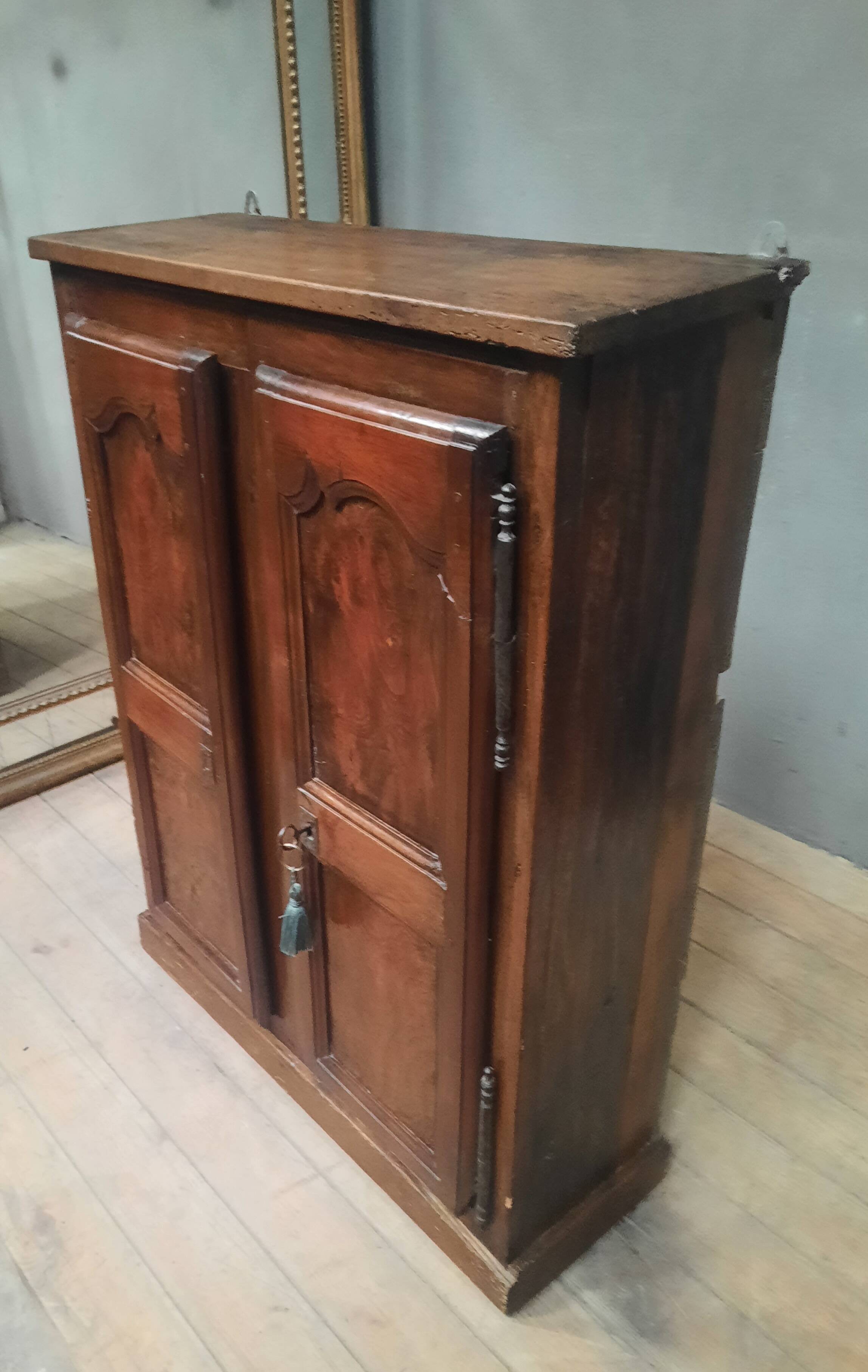 Bressane armoirette with 2 doors