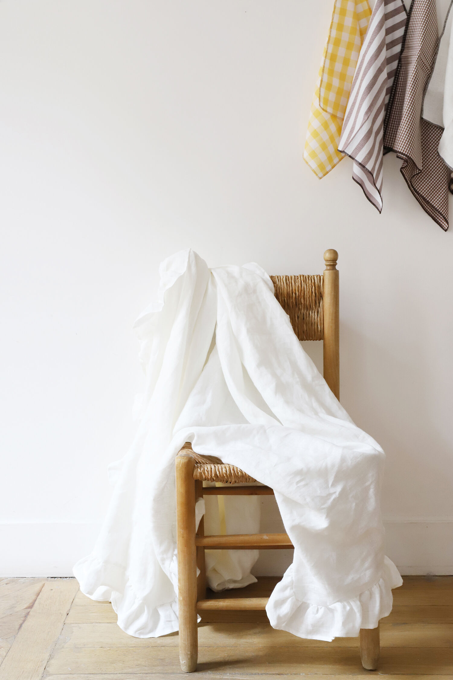 Flying tablecloth in white upcycled linen