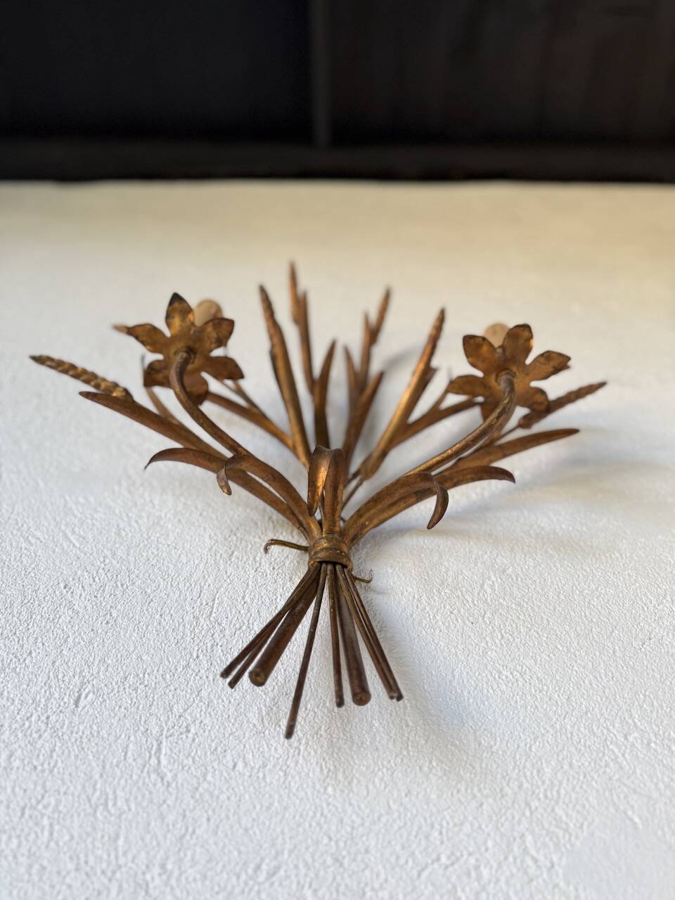 “Ear” wall light in gilded brass