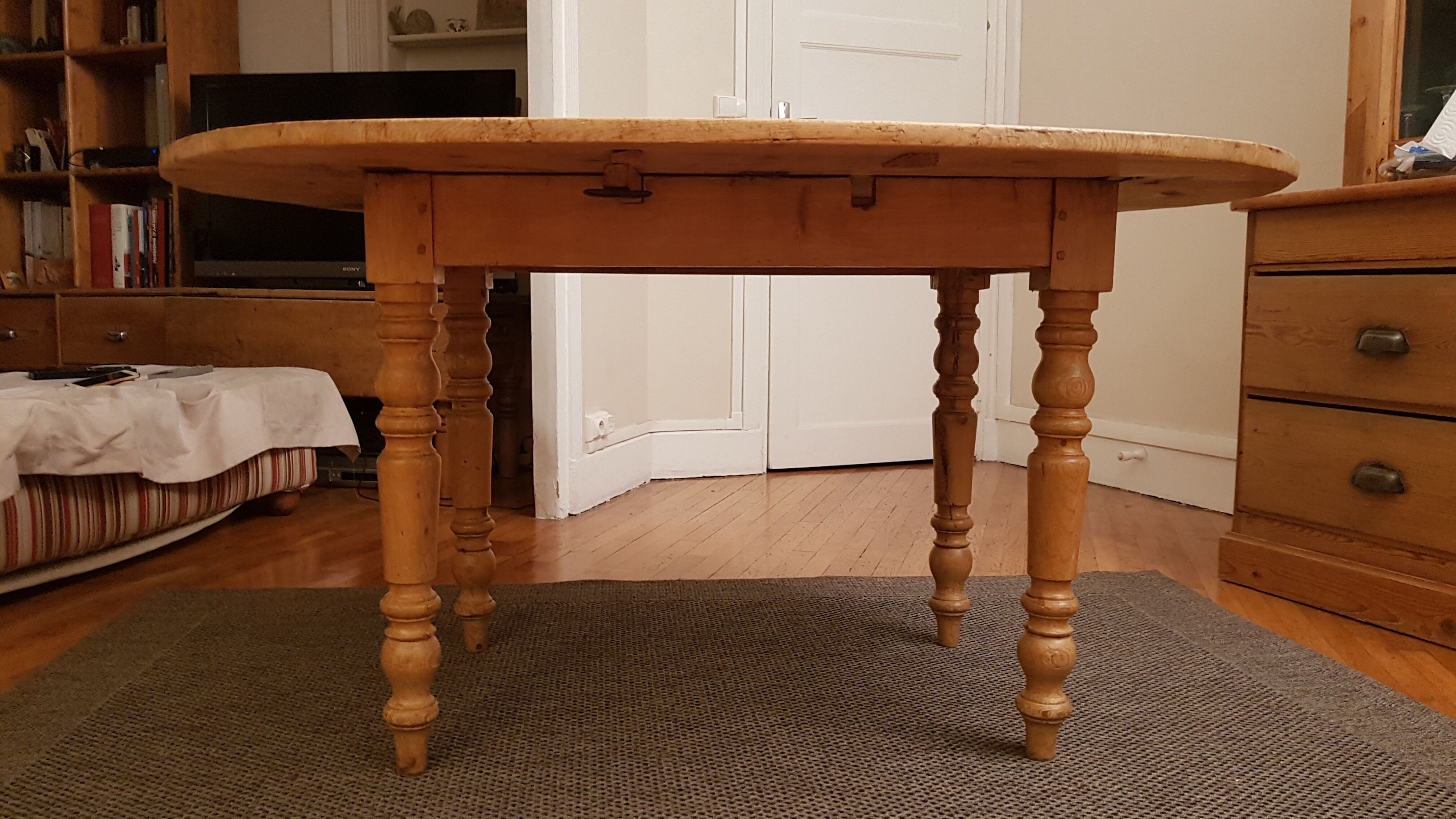 Table ovale anglaise ancienne en pin