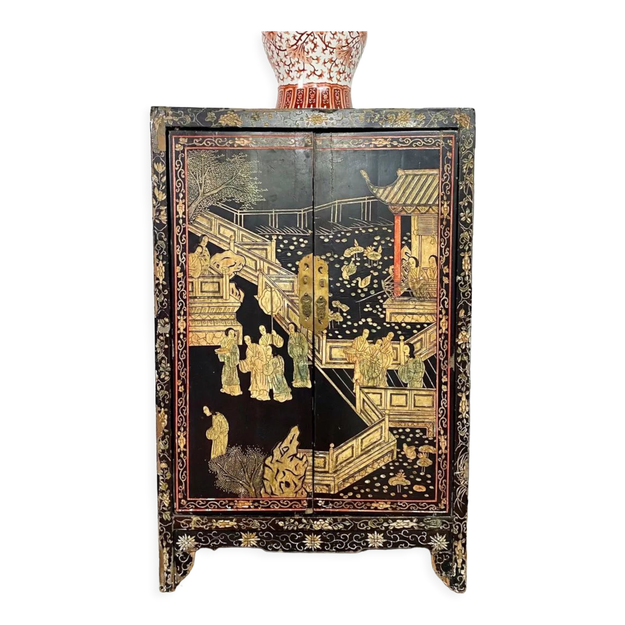 Black lacquered Chinese cabinet 19th century