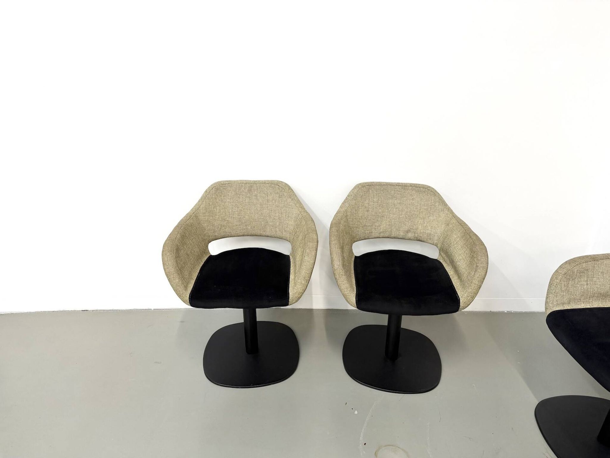 Series of six swivel chairs with organic shell, mottled fabric and base dis