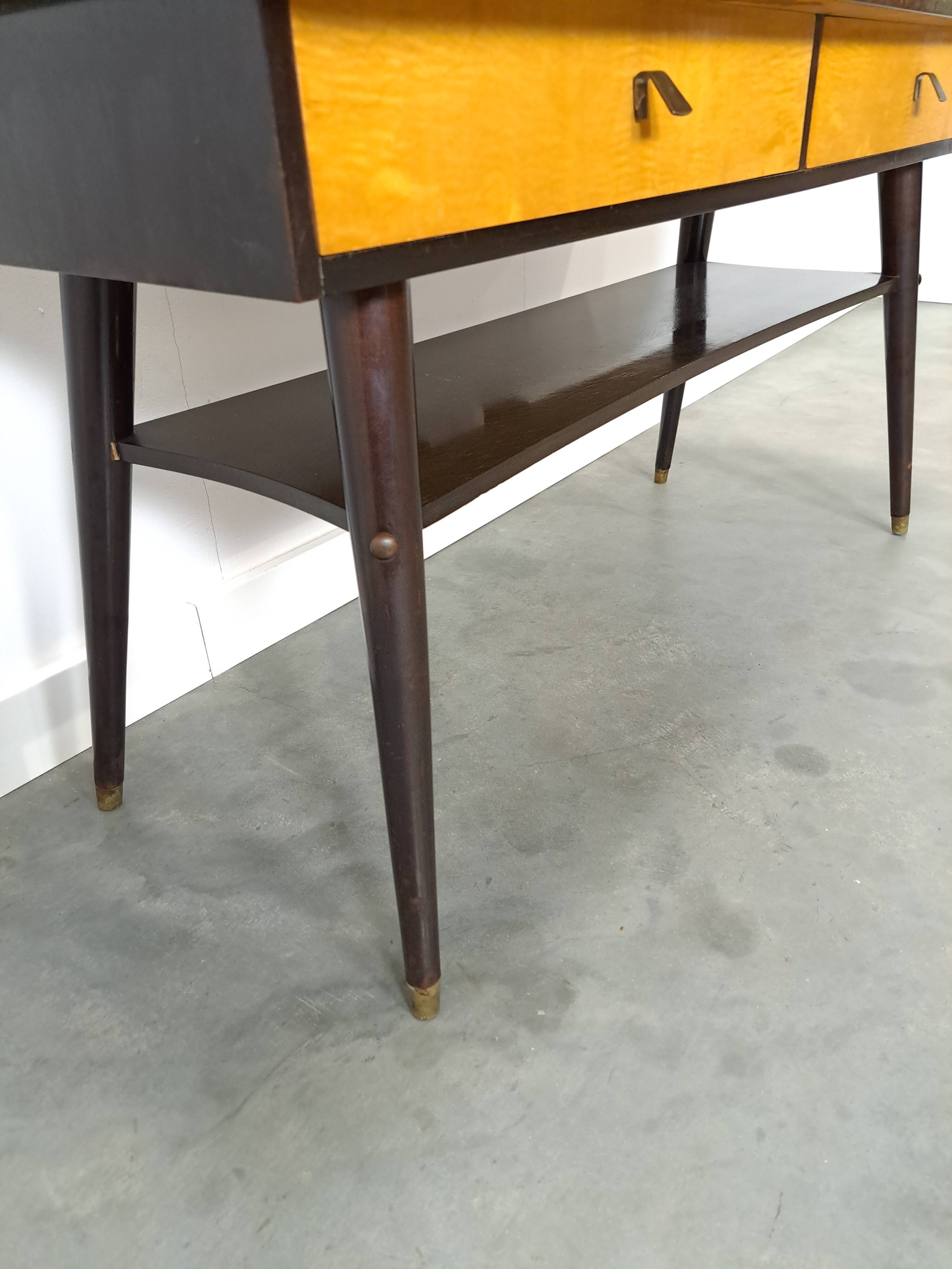 Sidetable met lades en grote spiegel met gouden rand, kaptafel