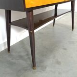Sidetable met lades en grote spiegel met gouden rand, kaptafel