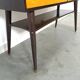 Sidetable met lades en grote spiegel met gouden rand, kaptafel