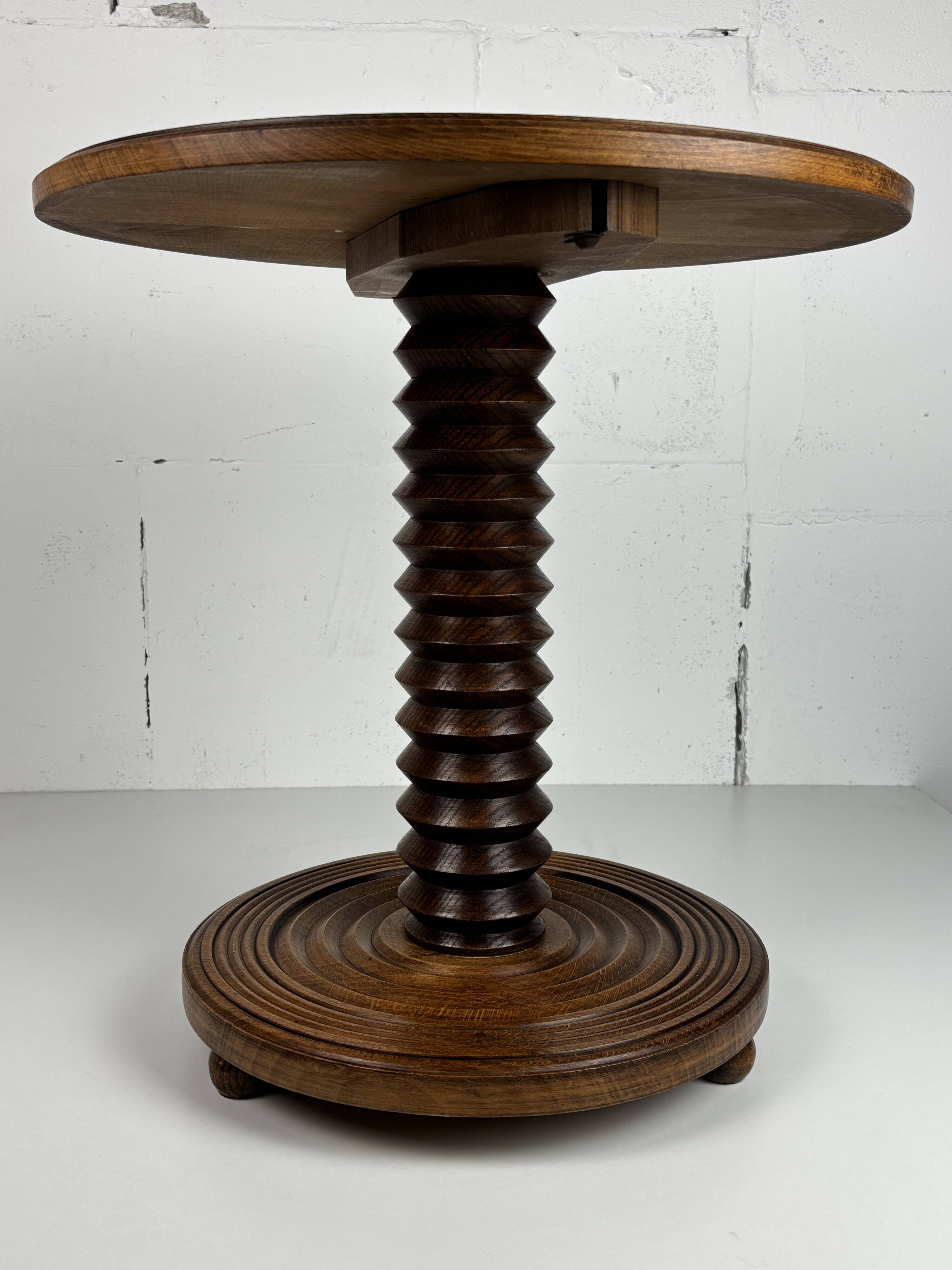 Table d'appoint brutaliste en bois tourné avec pressoir à vin