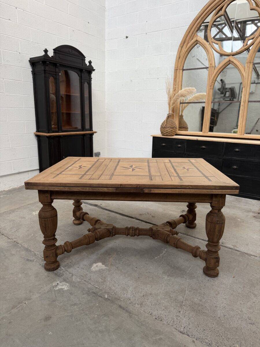 Italian table in raw oak from the 19th century.