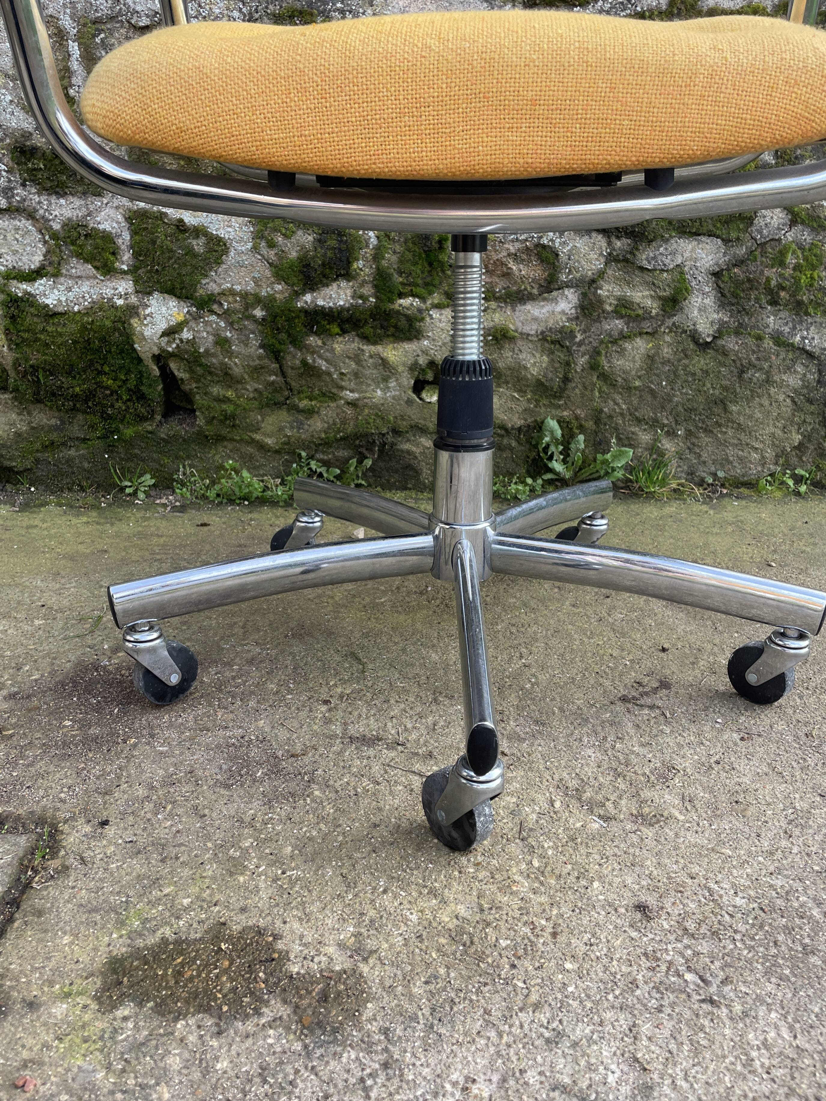Fauteuil à roulettes Strafor en tweed jaune 1970