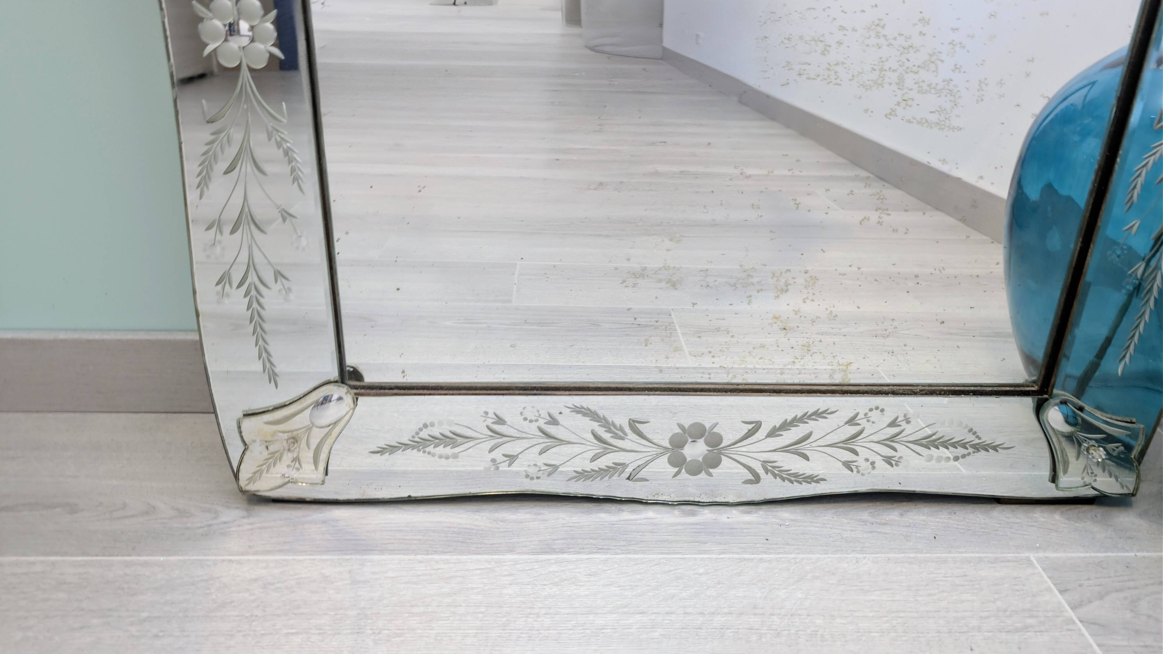 Large antique Venetian mirror – Murano flowers and engravings – 123 x 75 cm