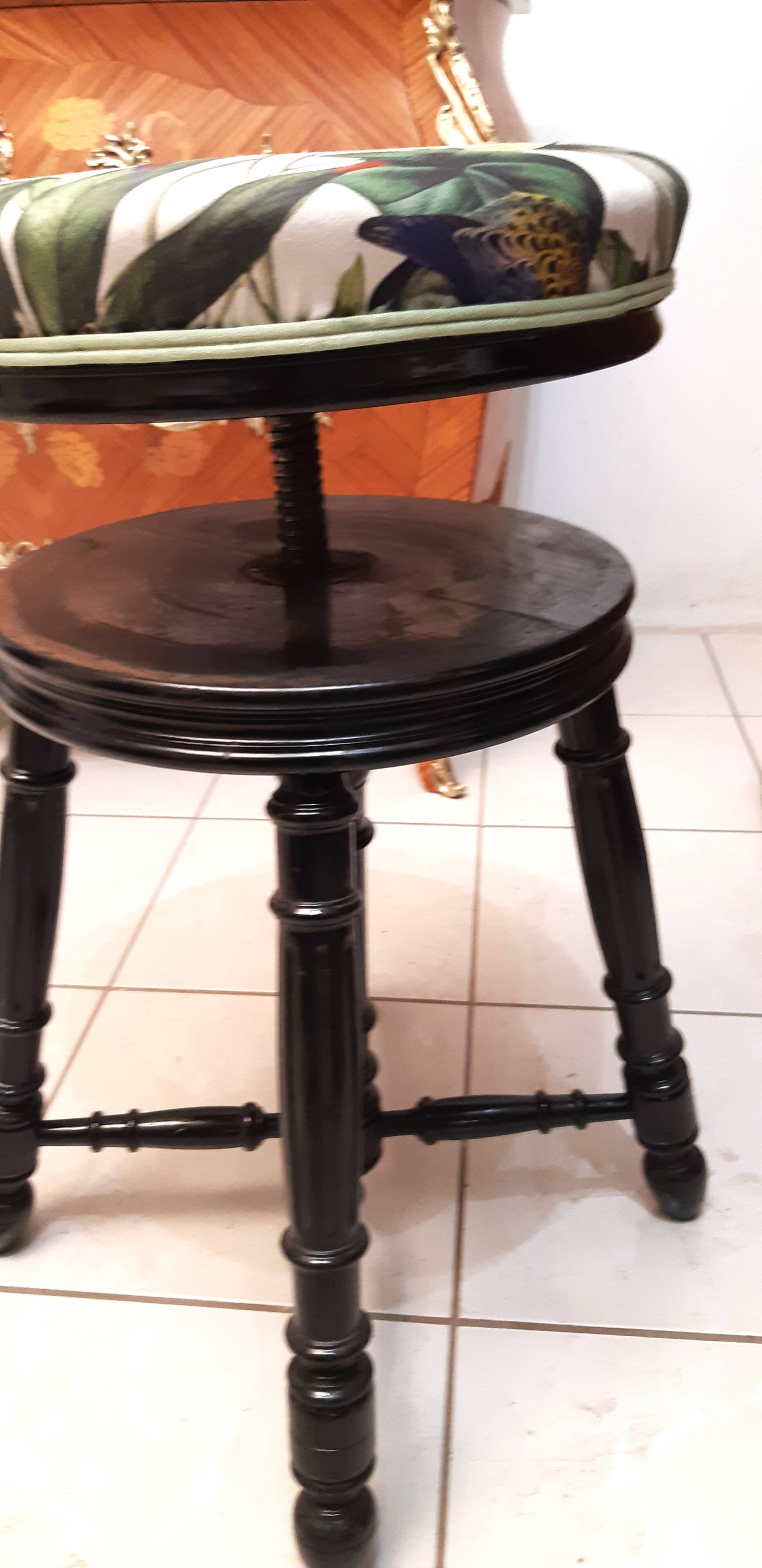 19th century Napoleon 3 piano stool with 4 turned legs, adjustable in height, restored to new