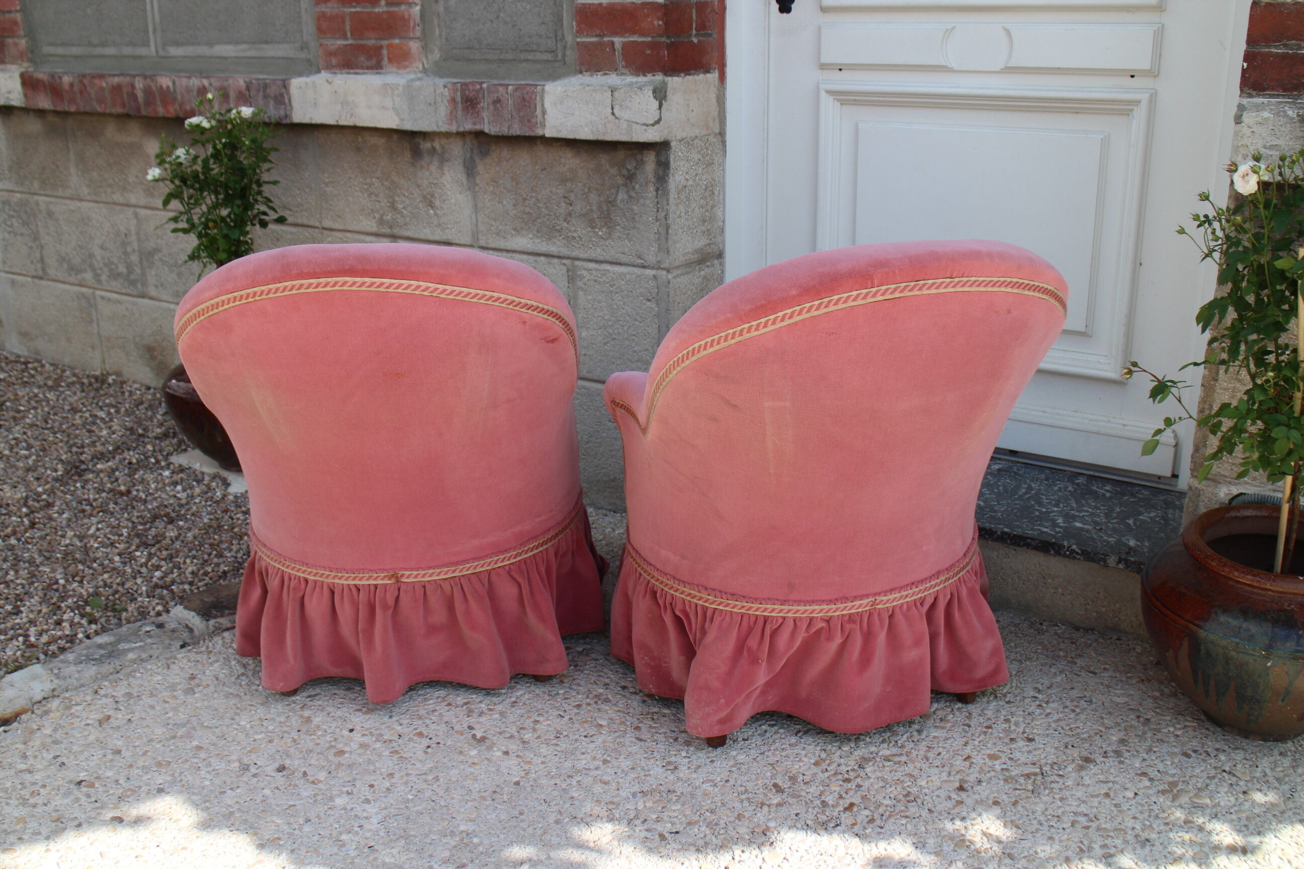 Pair of pink velvet toad armchairs