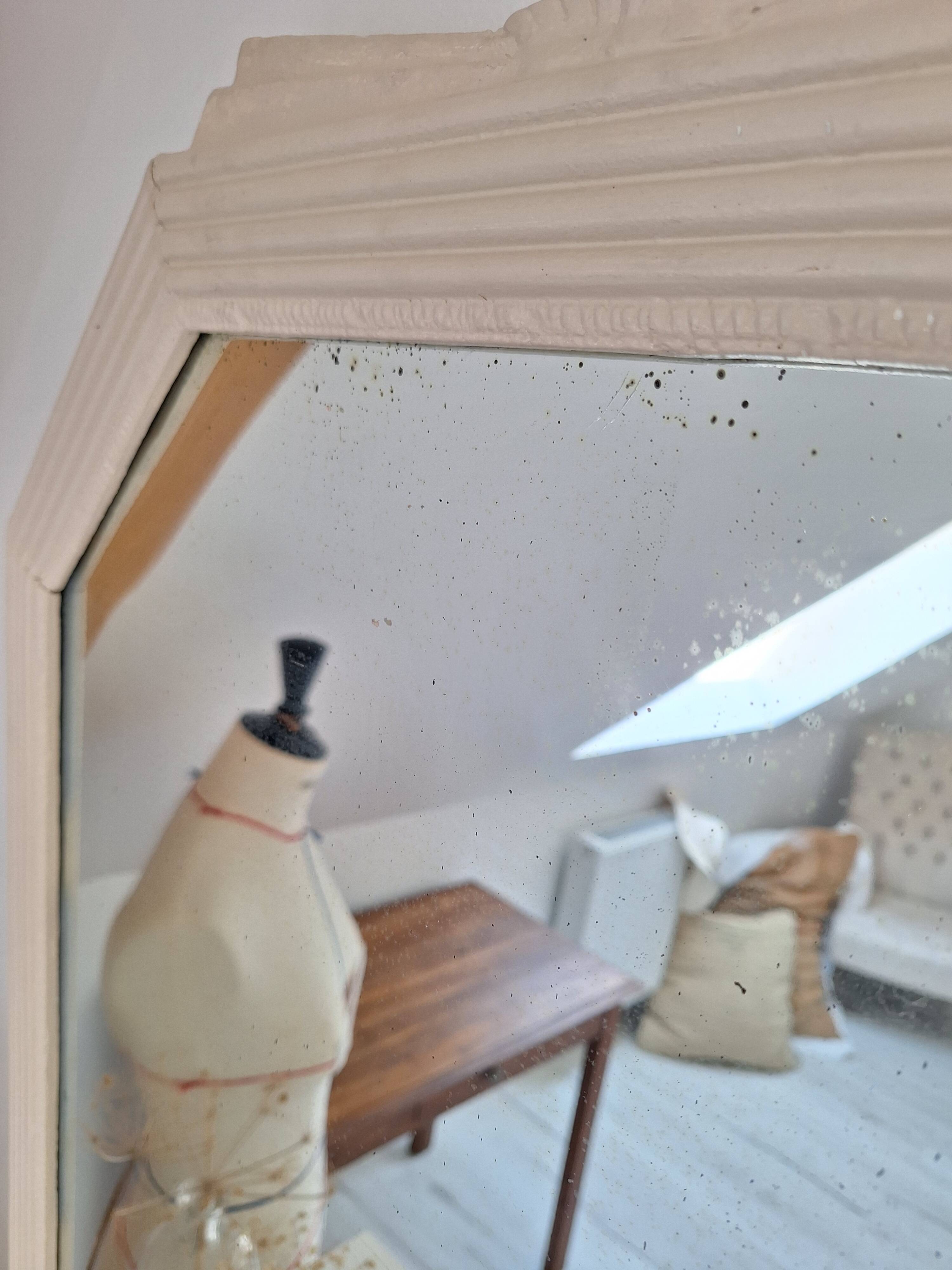 Miroir biseauté et mouluré beige