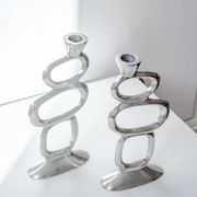 Paire de bougeoirs design par Matthew Hilton