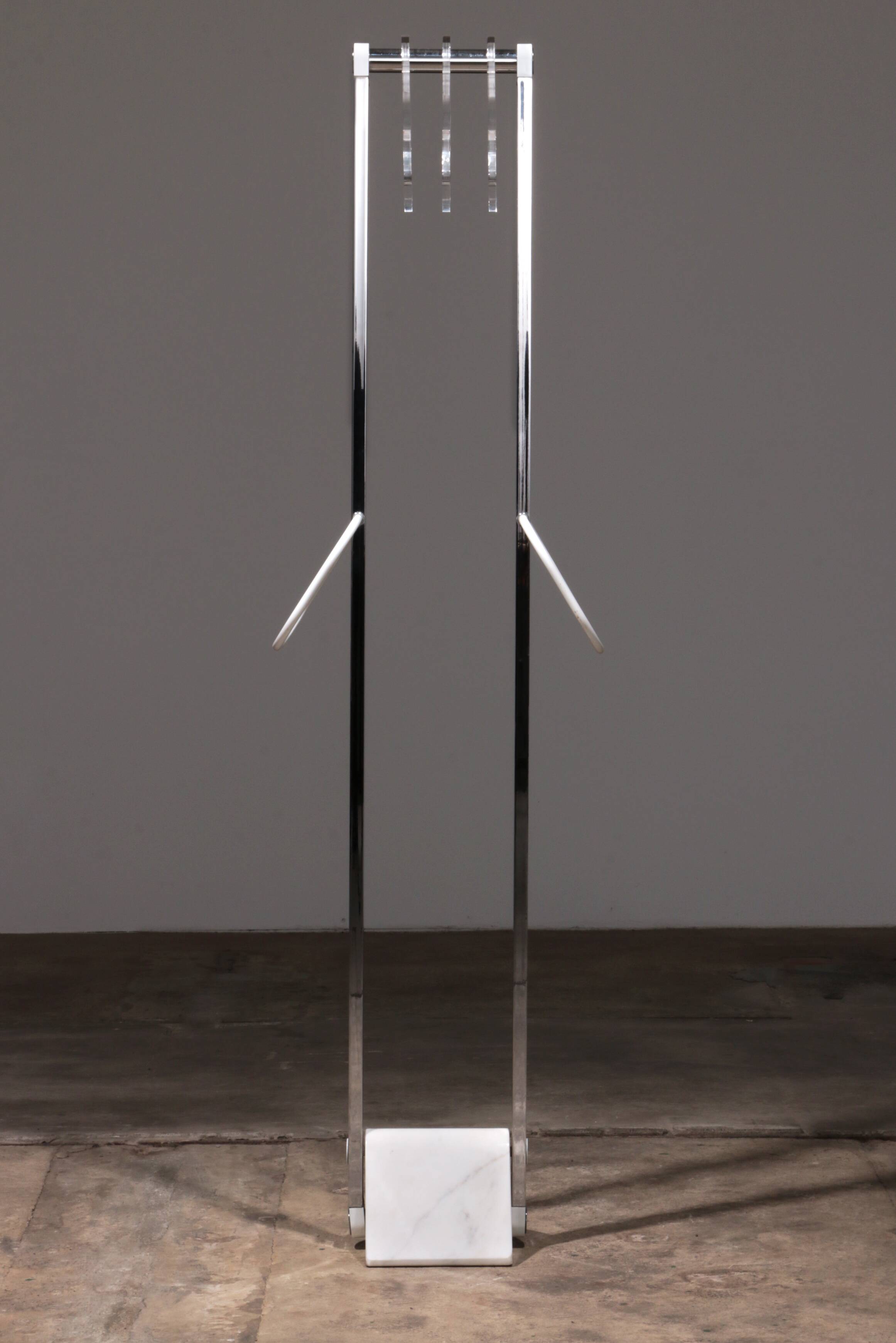 Italian Design Coat rack with white marble base and chrome uprights, 1970