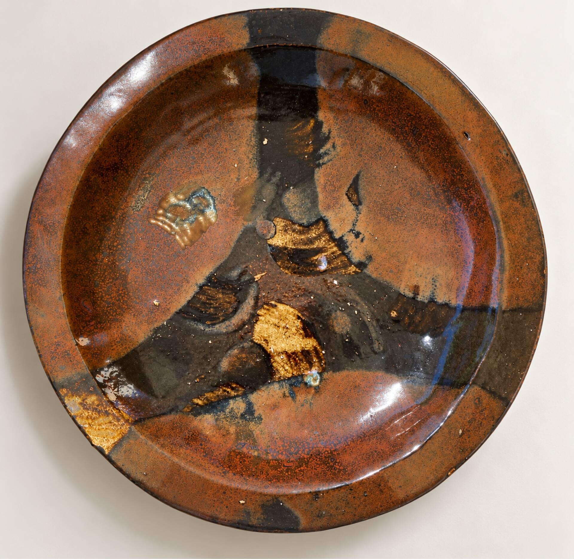 Grande assiette creuse en grès émaillé signée