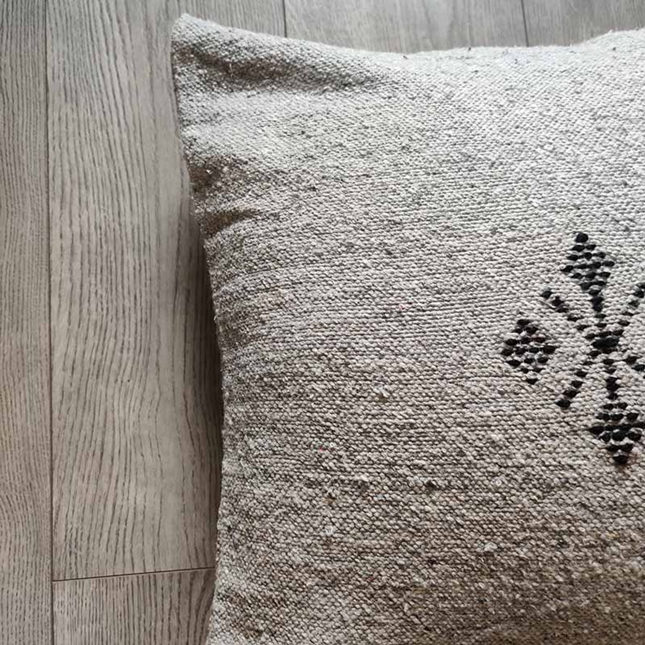 Coussin marocain gris clair fait main en coton