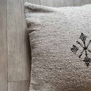 Coussin marocain gris clair fait main en coton
