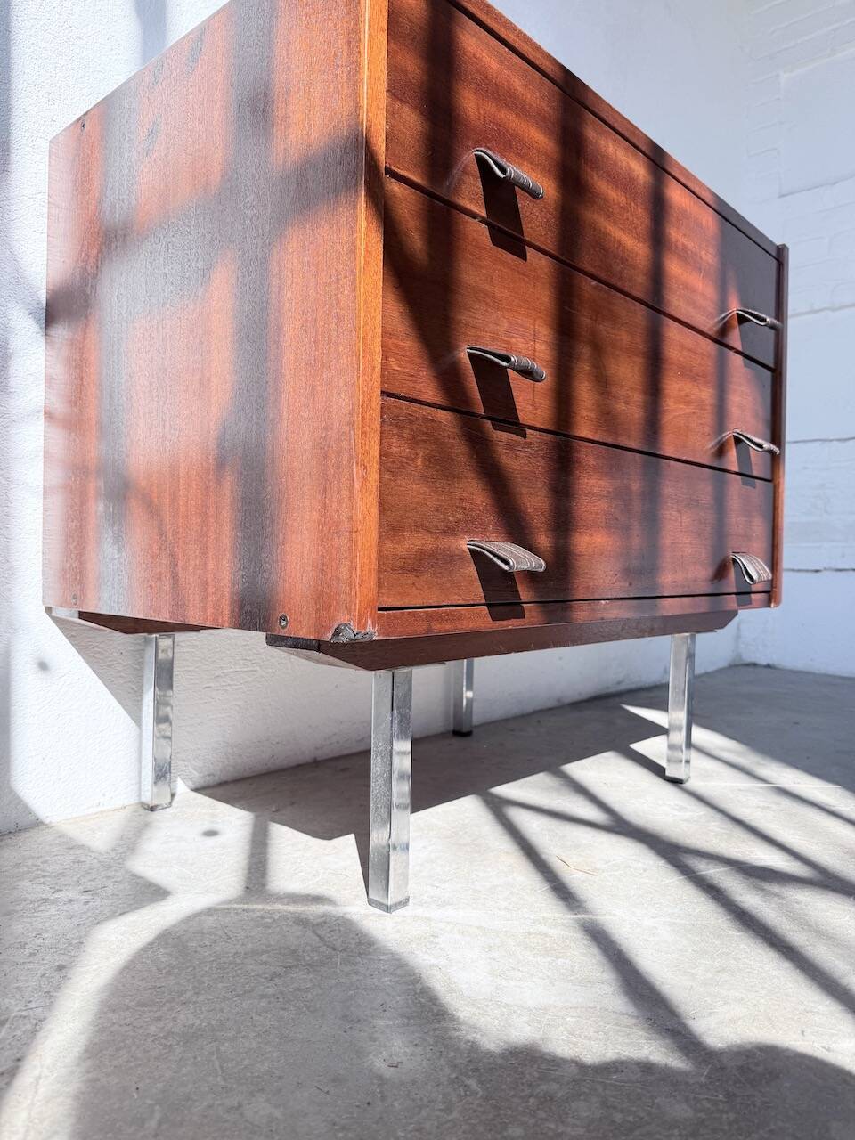 Commode teck poignées cuir 1960