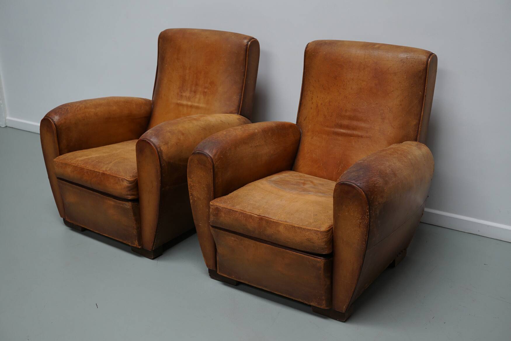 Paire de fauteuils club vintage en cuir cognac français, lot de 2