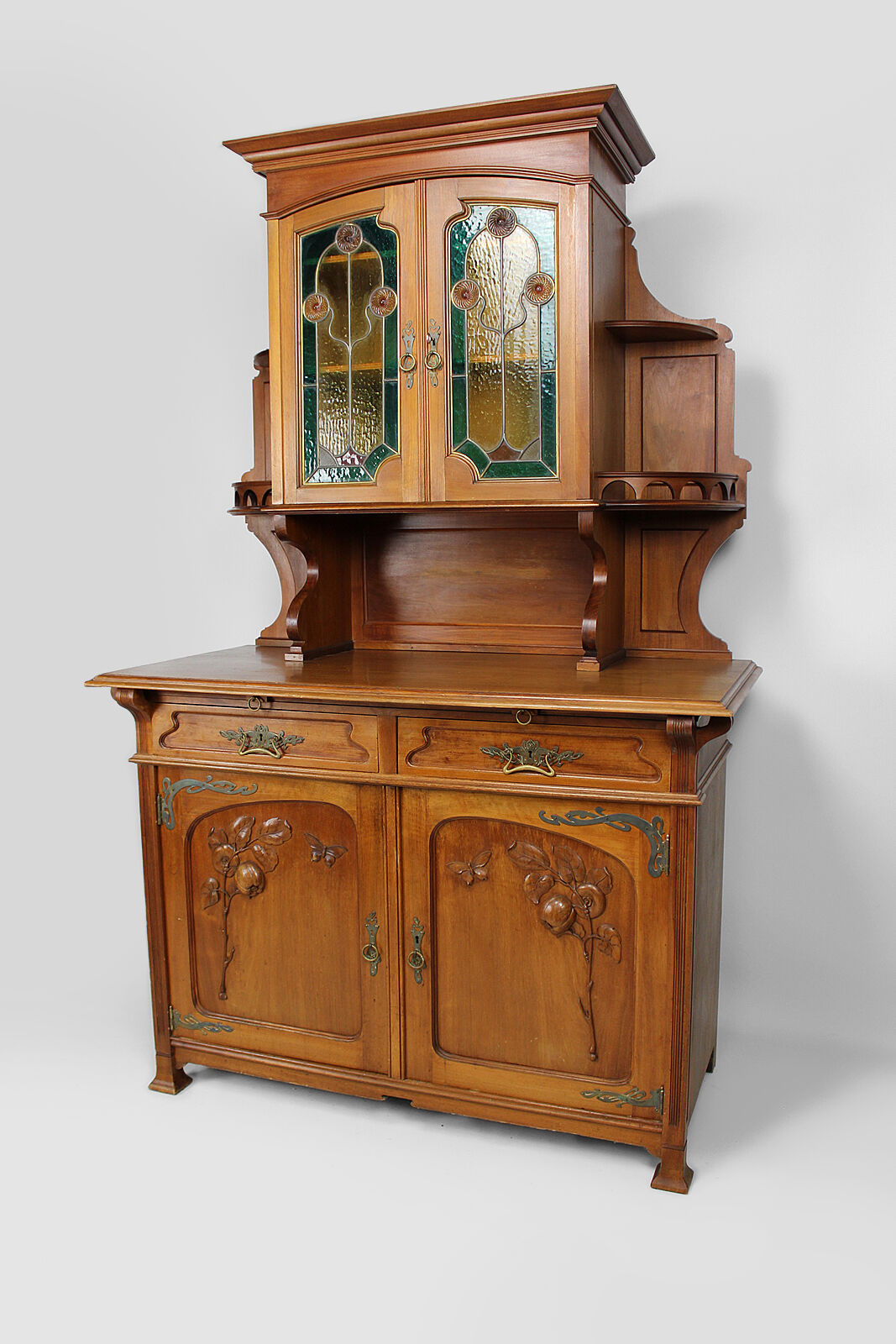 Buffet Art Nouveau en acajou sculpté et vitraux, vers 1900