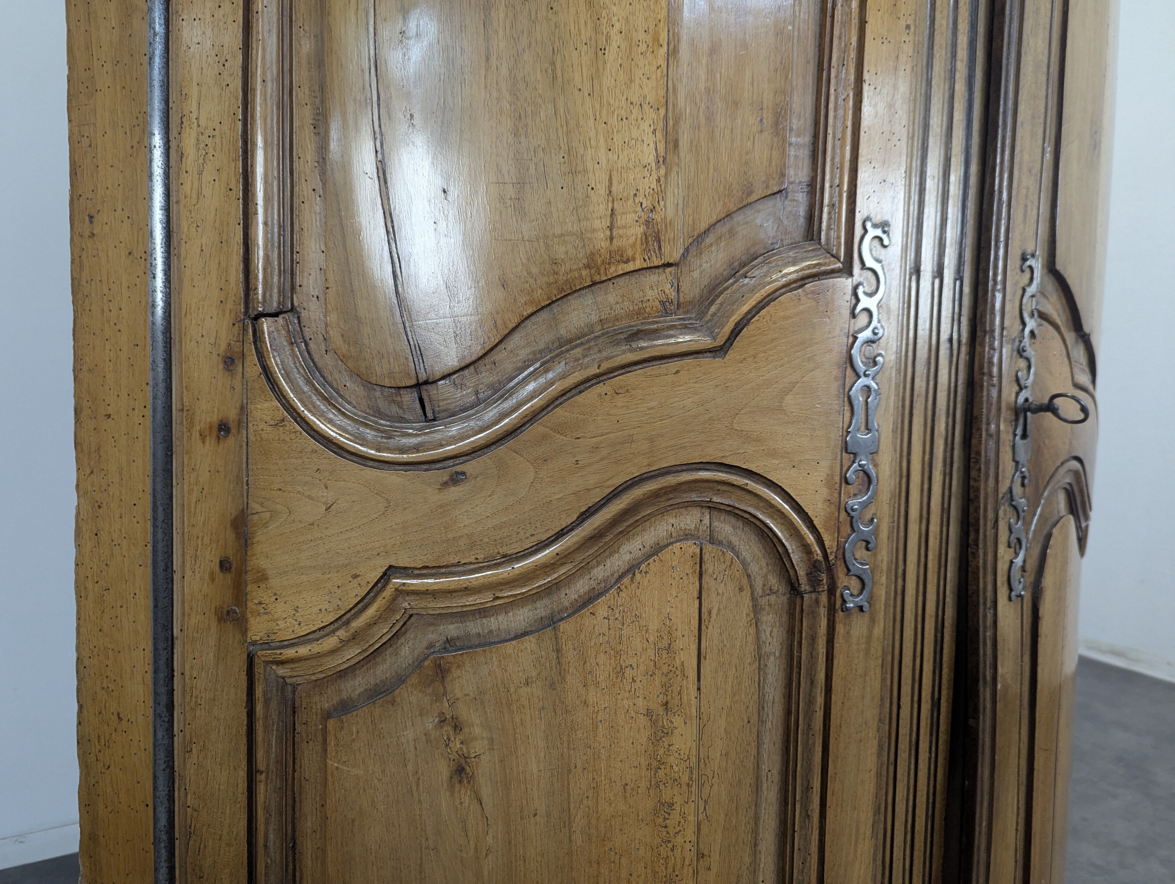 Encoignure en noyer fin XVIII ème