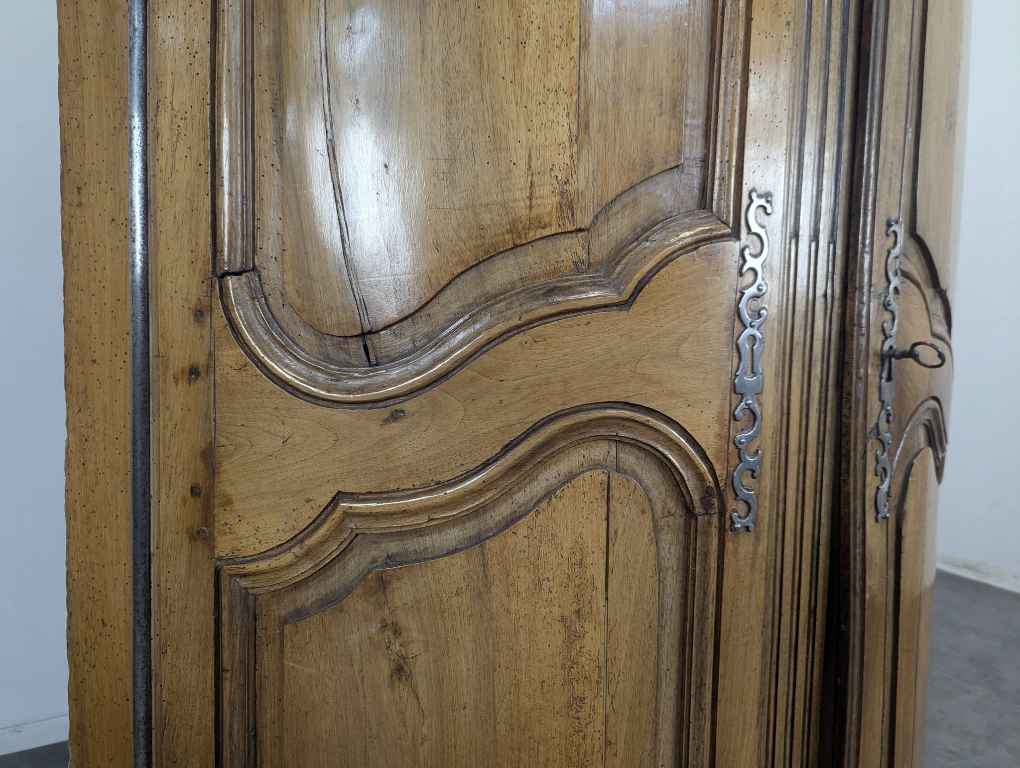 Corner cabinet in fine walnut, late 18th century.