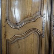 Corner cabinet in fine walnut, late 18th century.