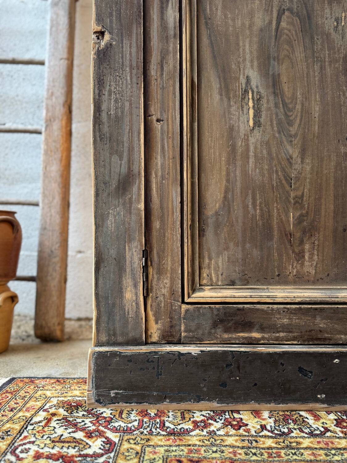 L’armoire ancienne patinée