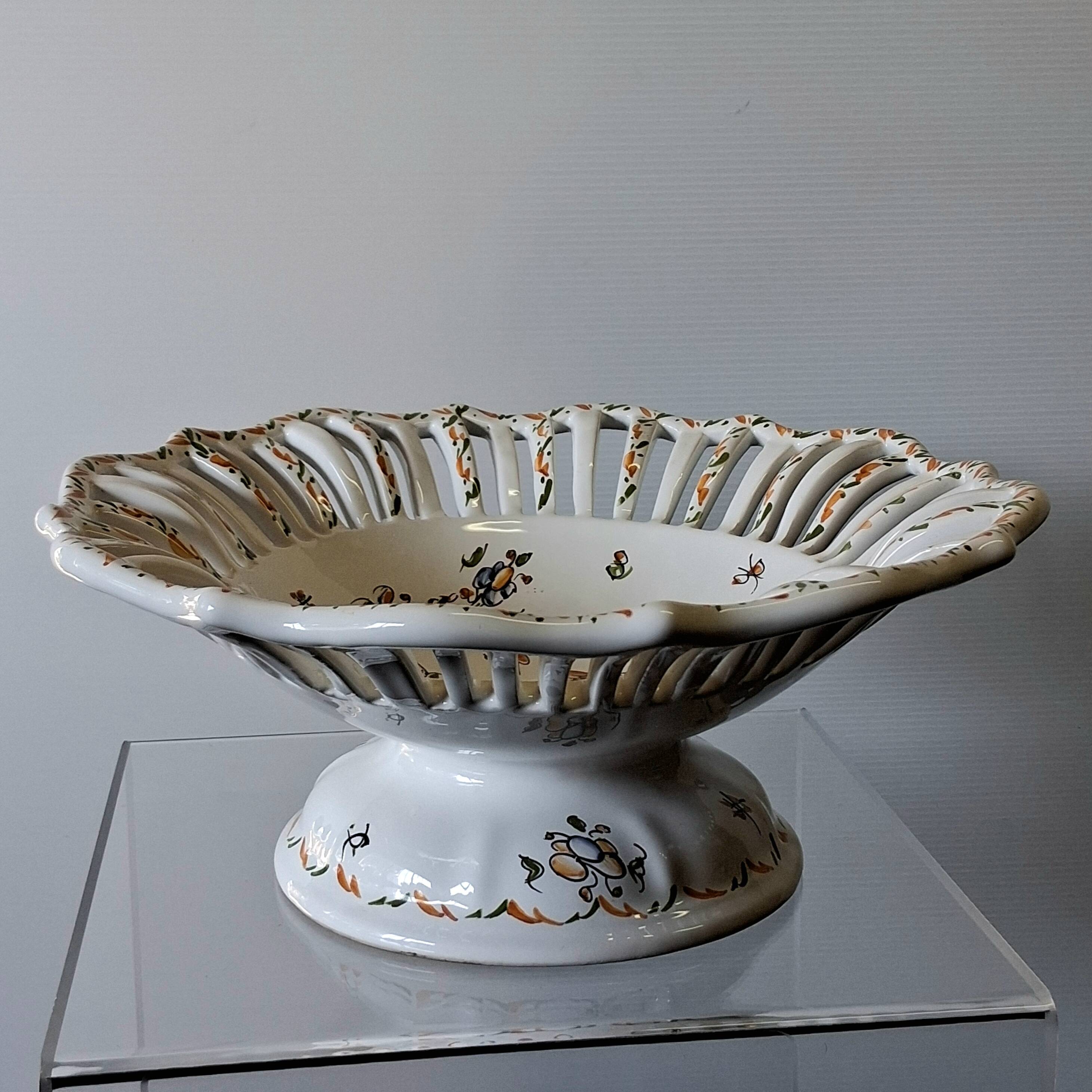 Very nice fruit bowl "Vieux Moustiers" in very good condition.