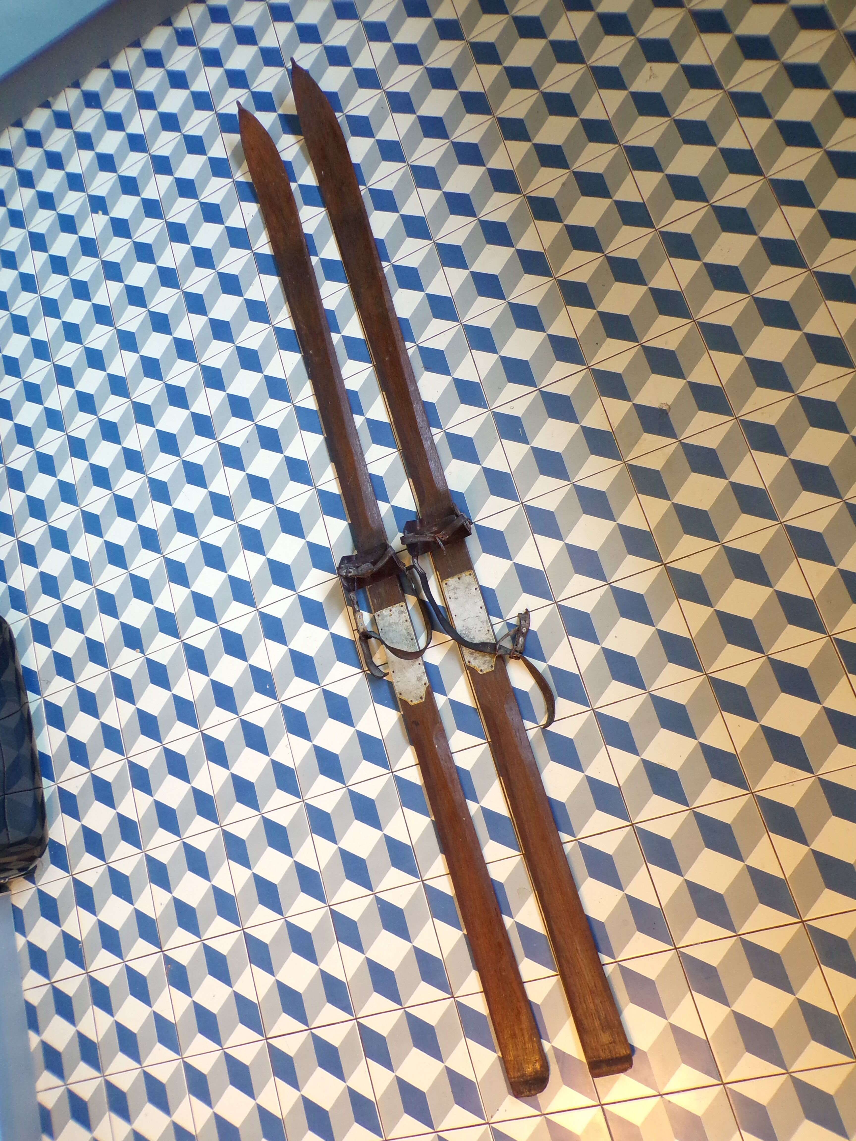 Paire de skis anciens en bois 208cm