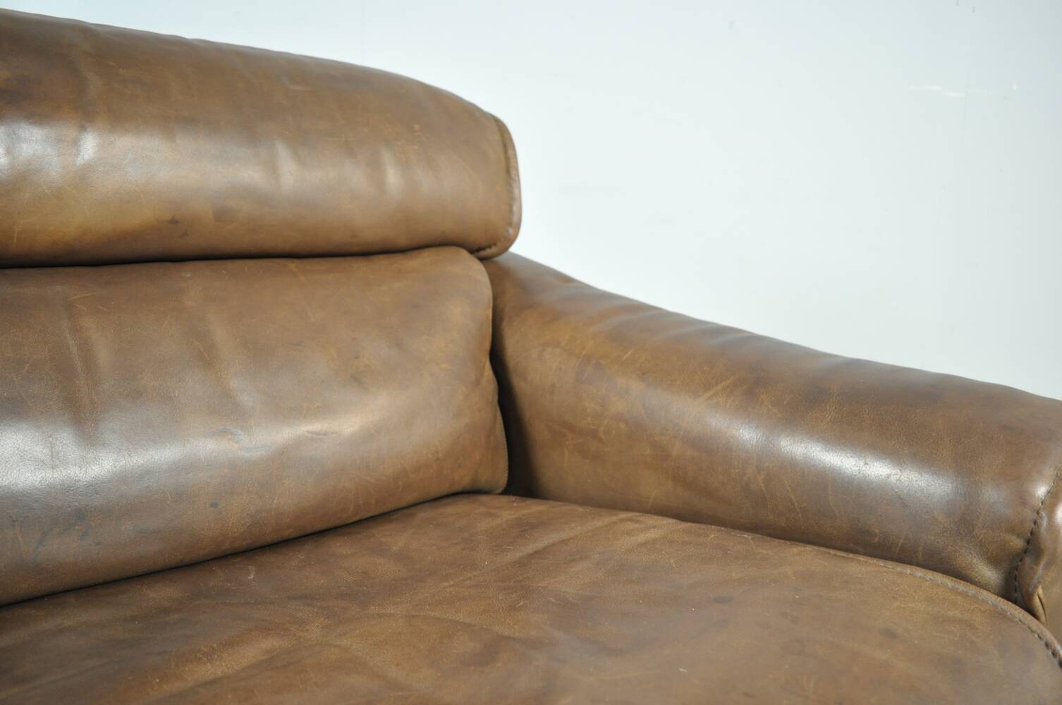 Buffalo leather vintage brutalist armchair by hugo de ruiter, leolux, 1970s