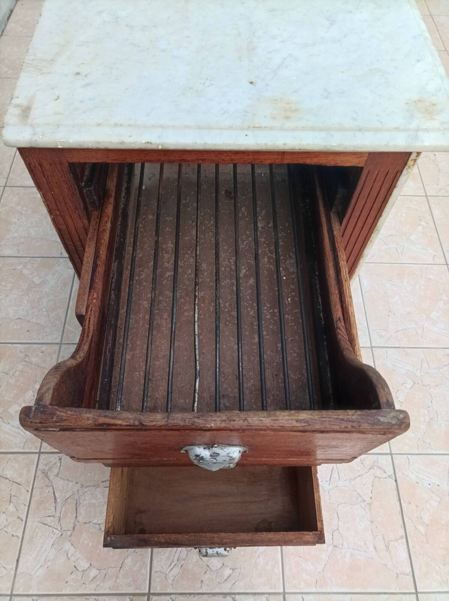 Central island shop counter in marble and oak, Art Deco period.