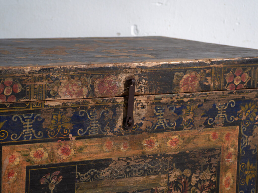 Antique chest painted in pine wood – China, around 1900