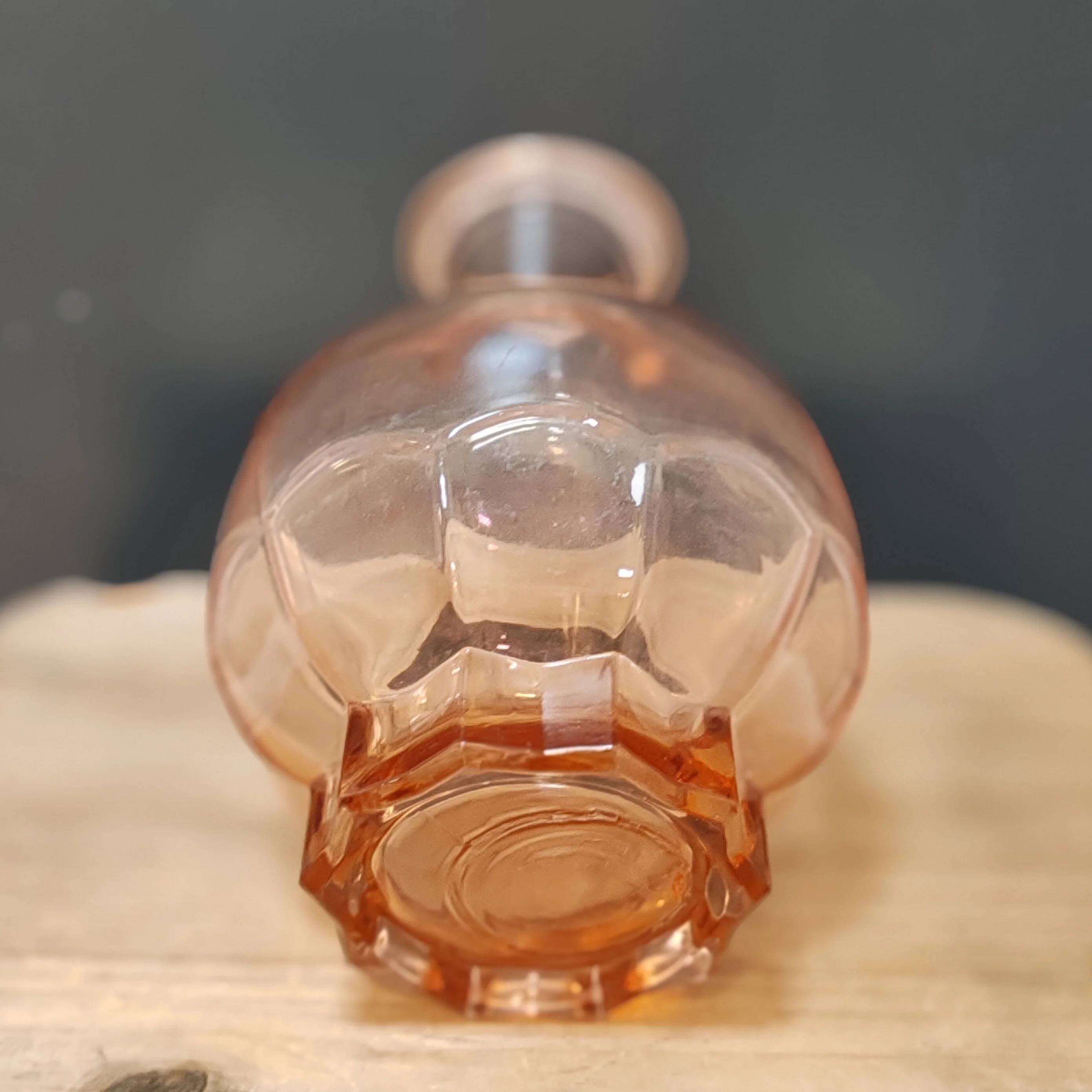 Carafe en verre rose