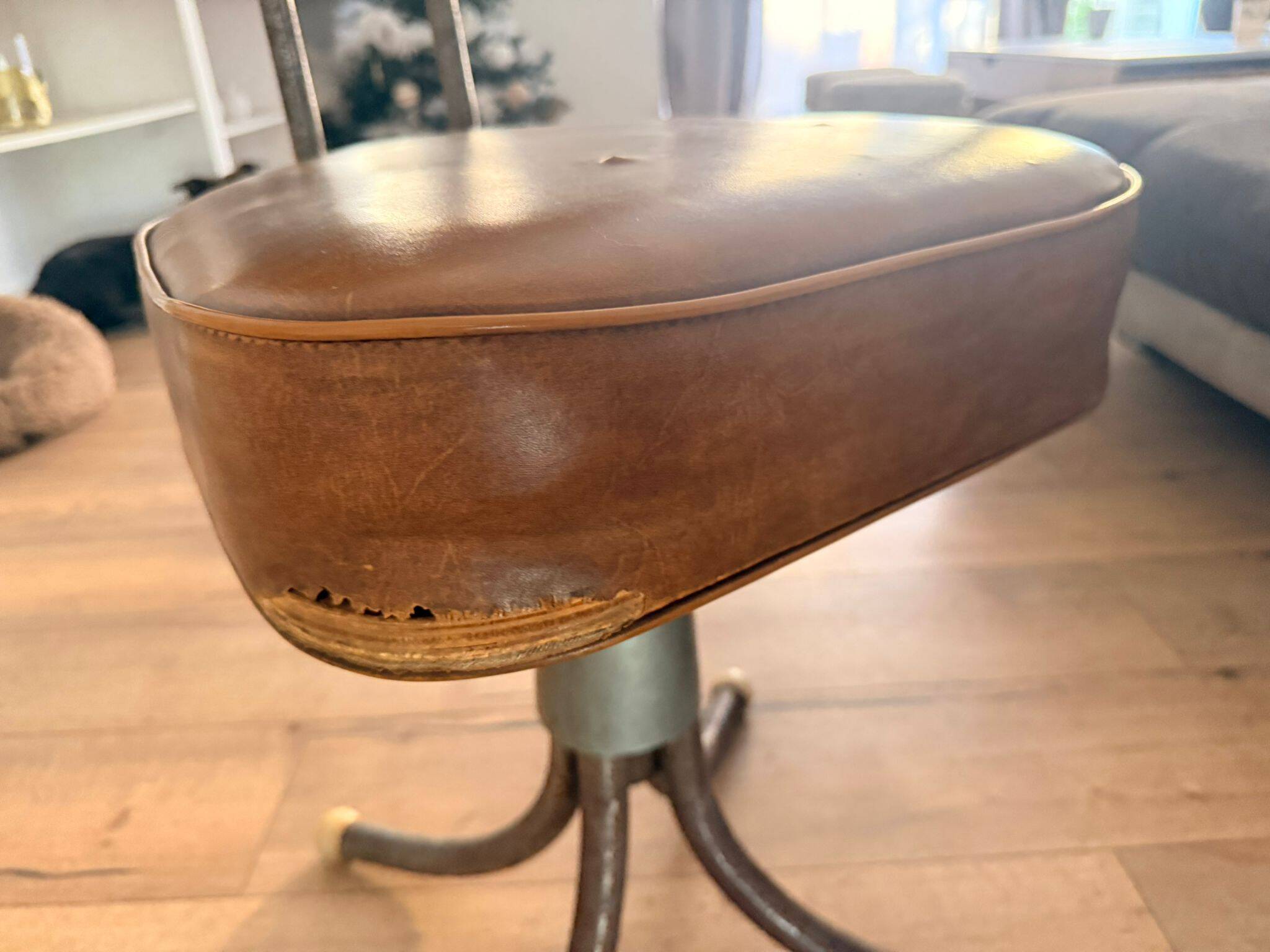 Chaise bienaise en métal et cuir