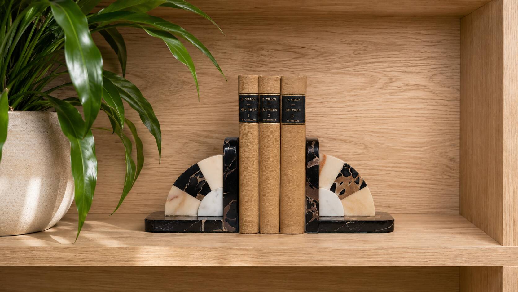 Art Deco pair of bookends in Portor marble and onyx, 1930s-1950s.