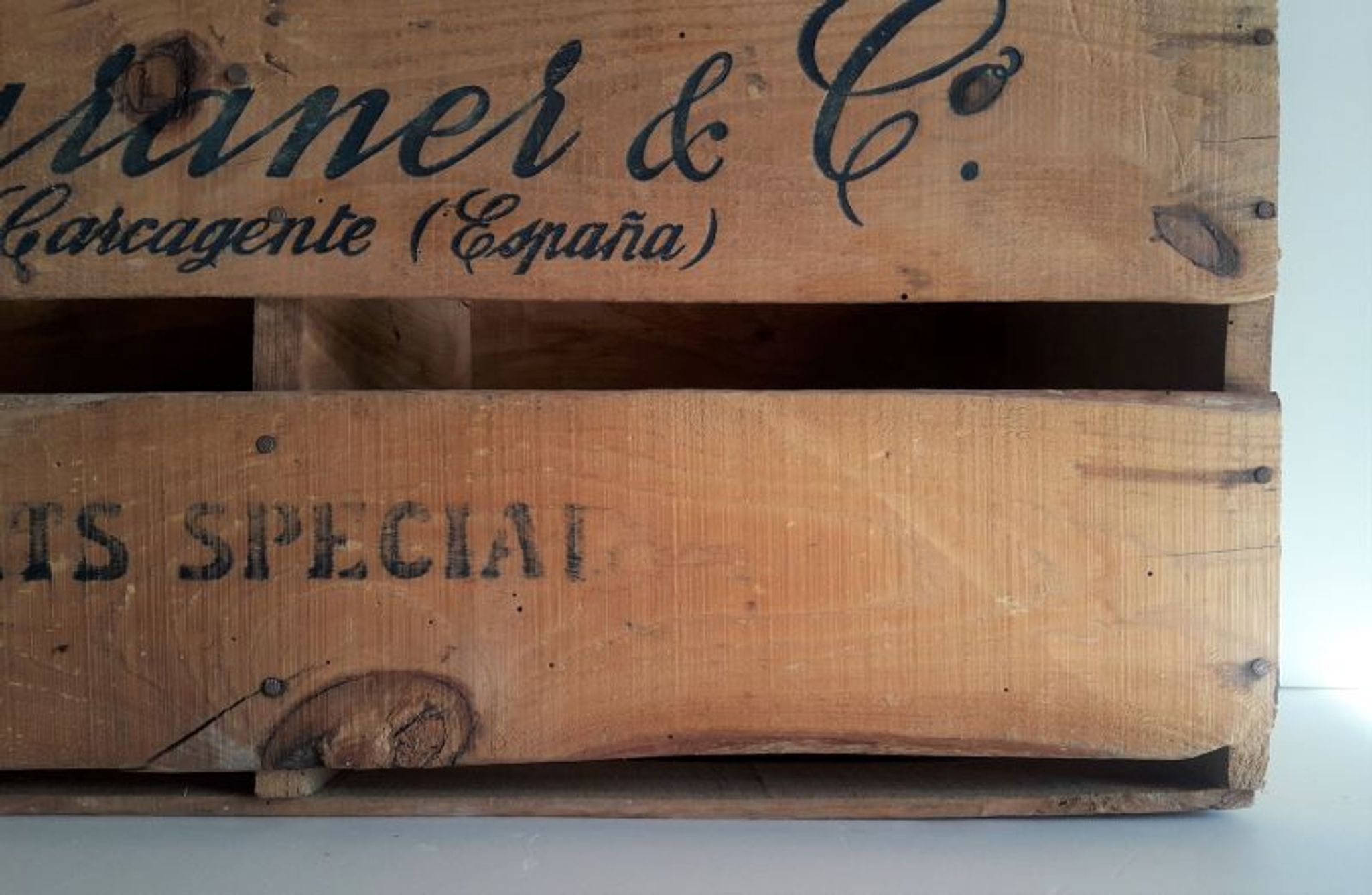 Caisse bois transport affiche colorée Magraner&Co Espana