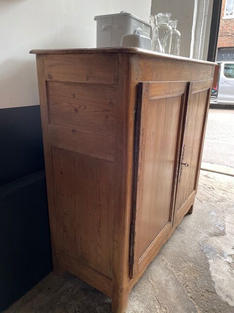 2-door buffet