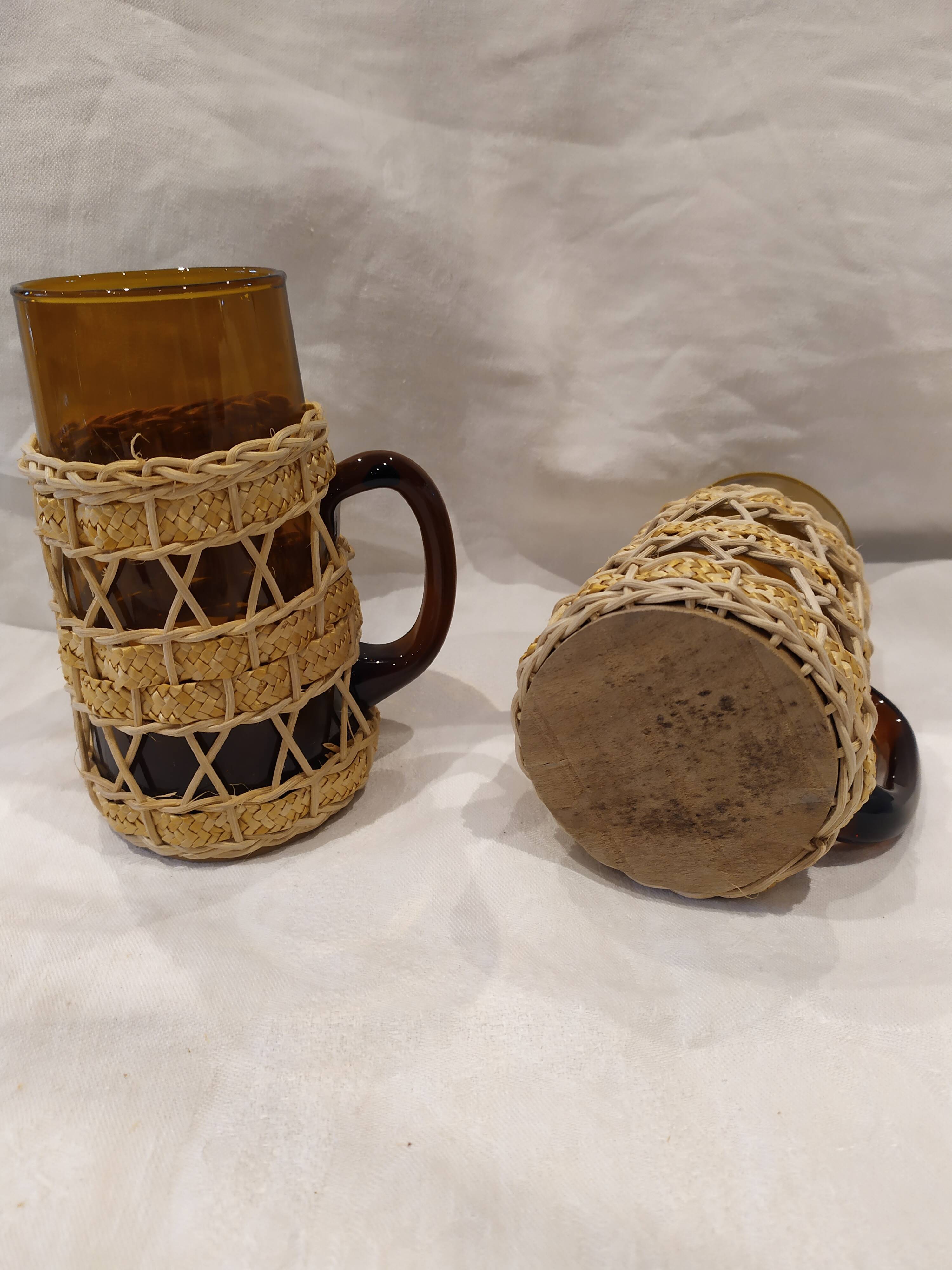 Chopes vintage en verre ambré et osier