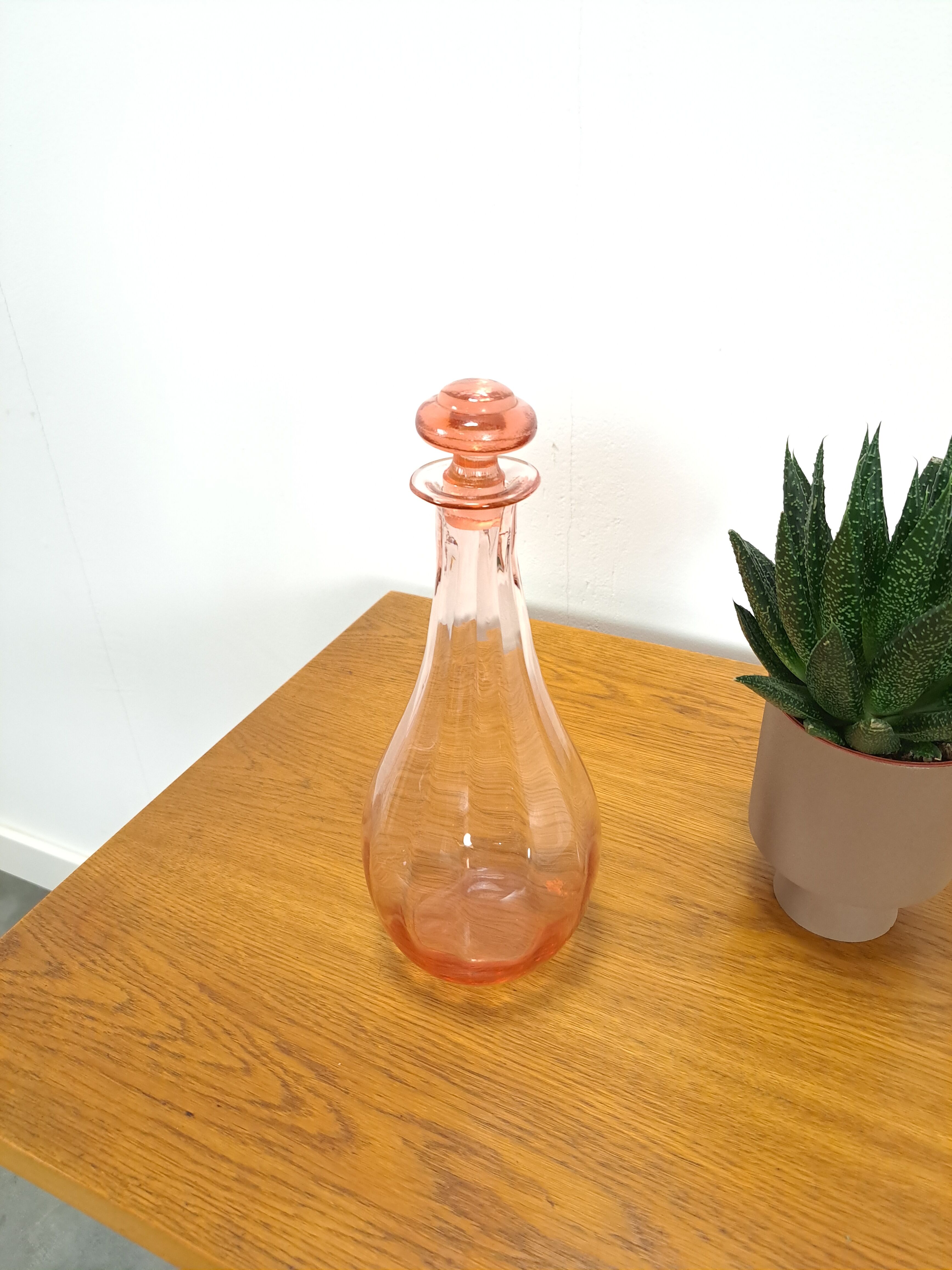 Carafe en verre rose vintage