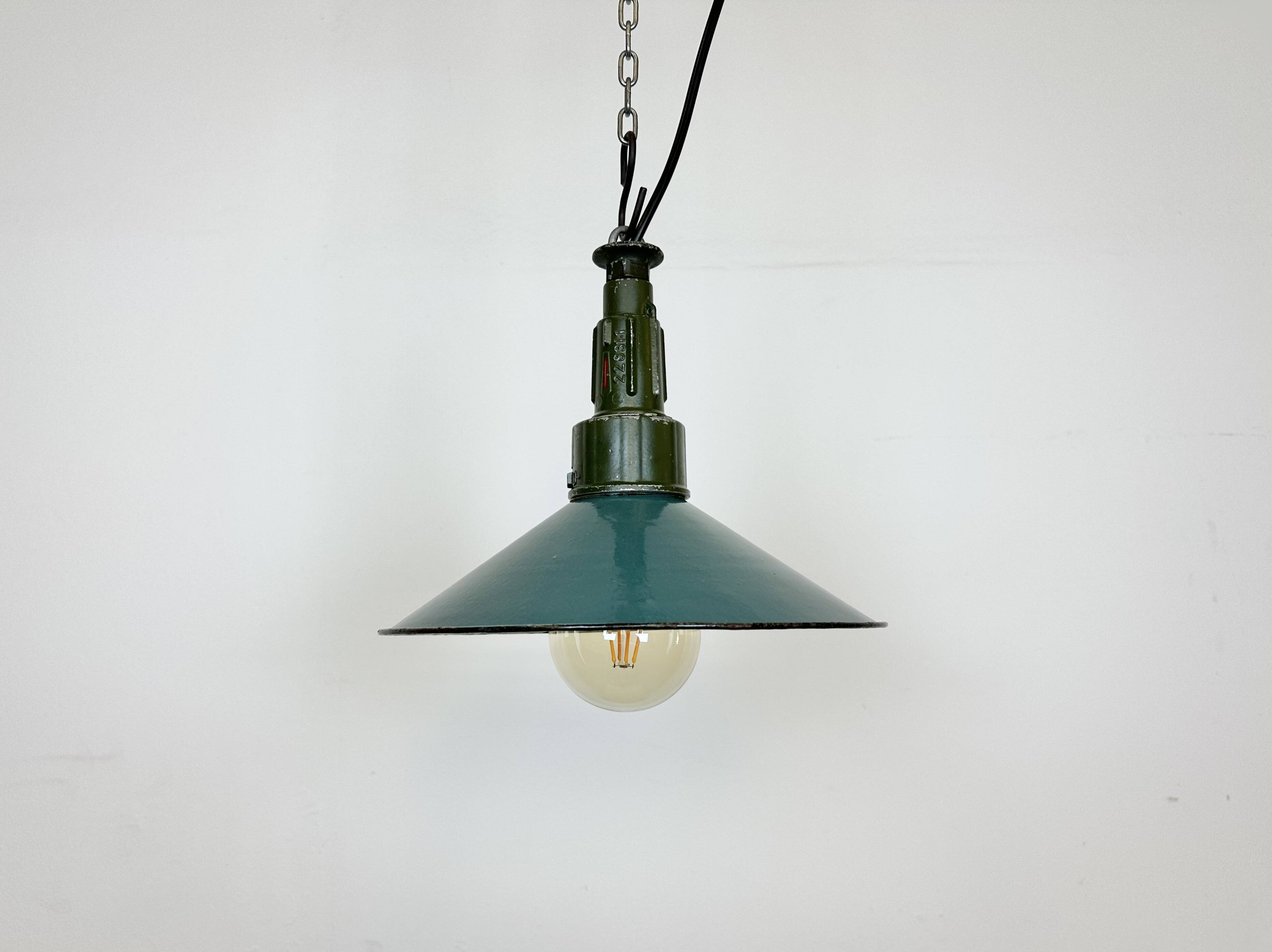 Industrial petrol enamel military pendant lamp with cast aluminium top, 1960s