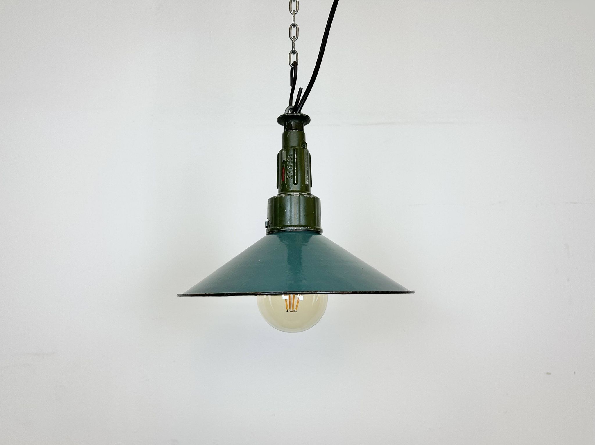 Industrial petrol enamel military pendant lamp with cast aluminium top, 1960s