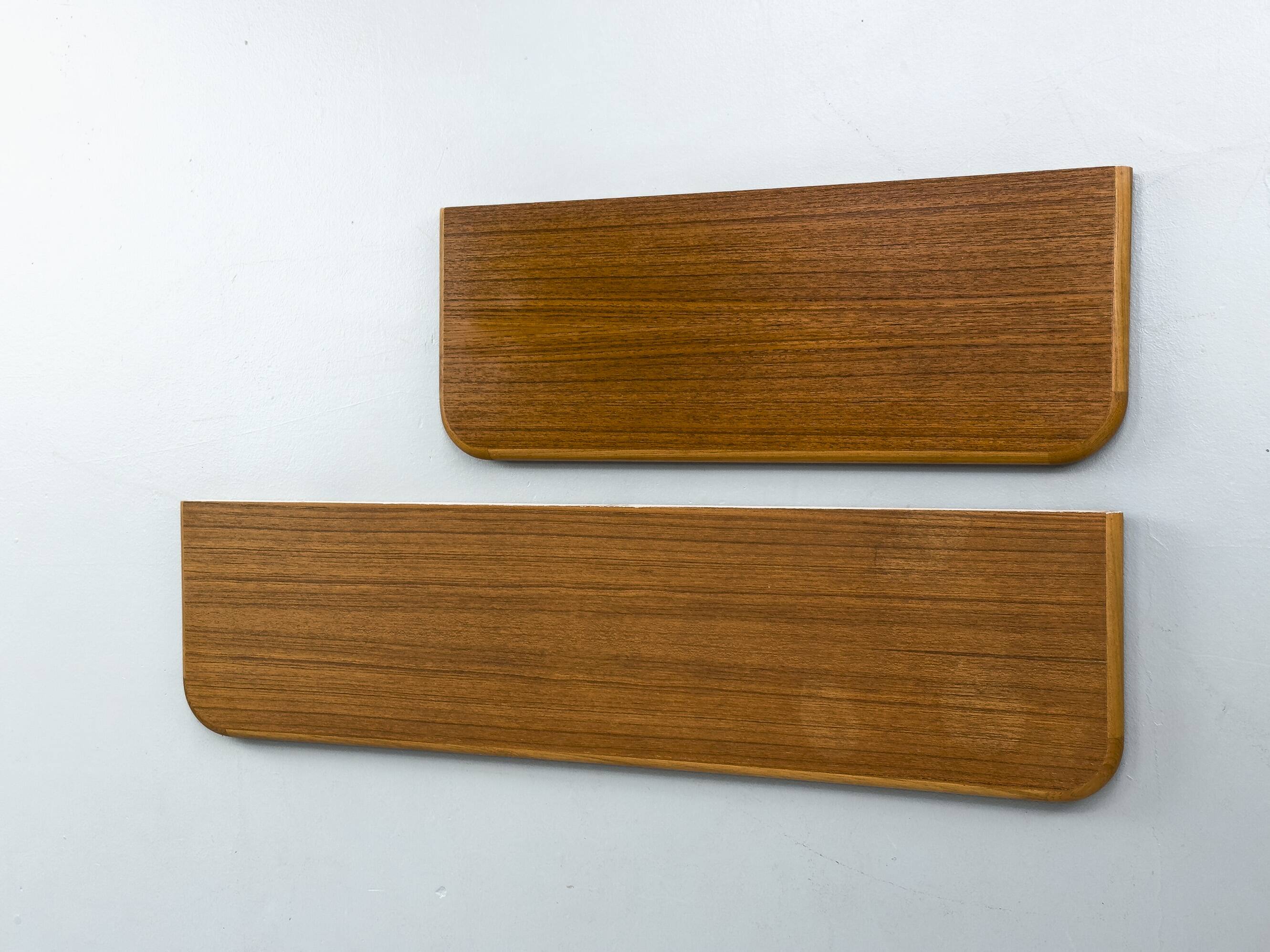 Ensemble de 2 étagères murales en teck du milieu du siècle, années 1970