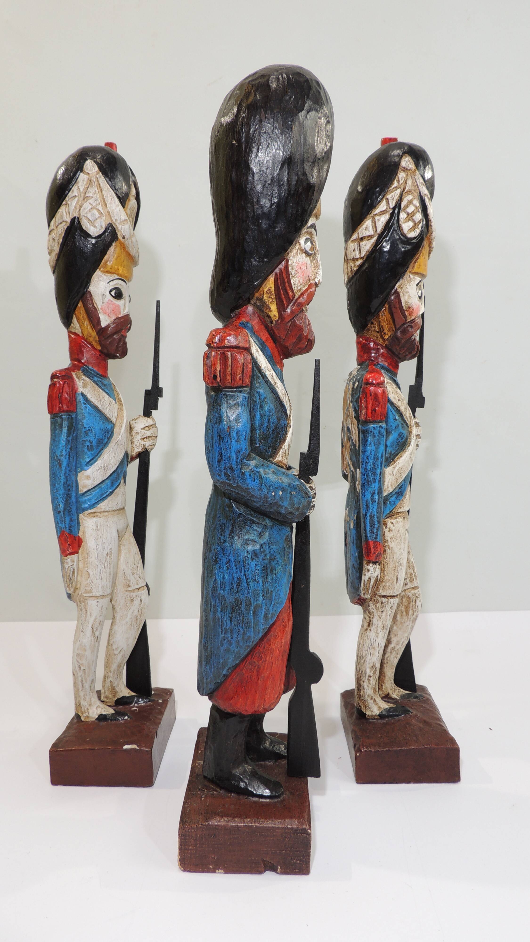 lot of three English soldiers in carved wood / vintage