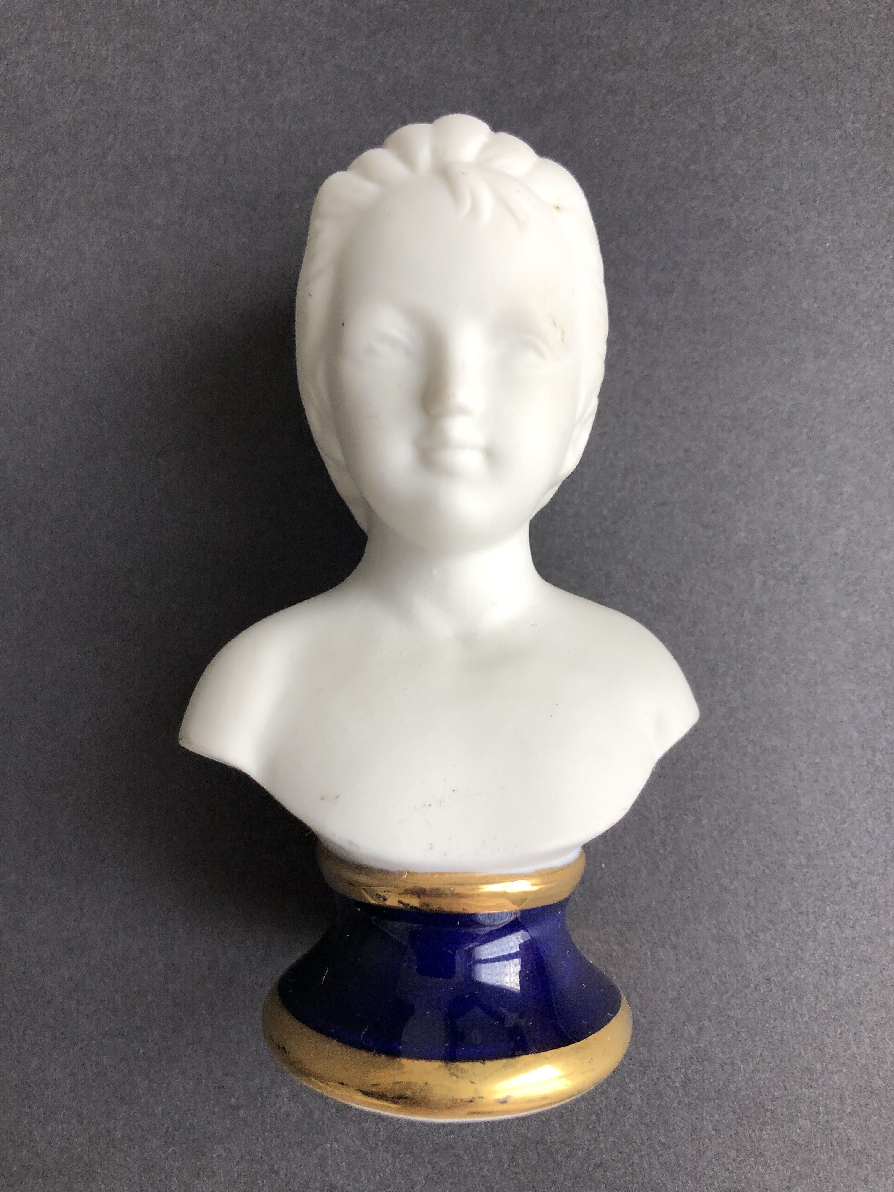 Buste de jeune femme en biscuit
