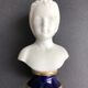 Buste de jeune femme en biscuit