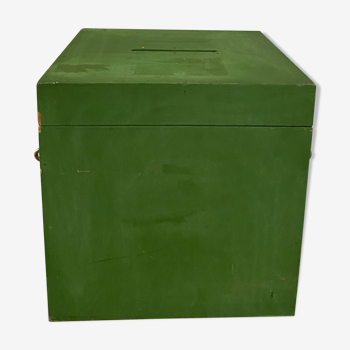 Caisse verte,  ancienne urne de vote