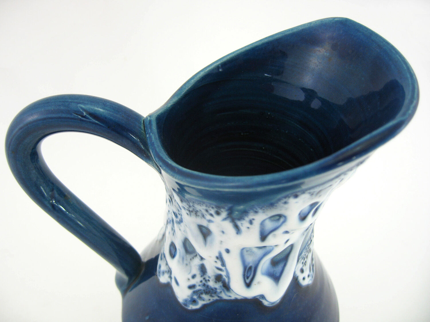 Pichet en céramique émaillée bleu marine - glaçure Fat Lava - vintage années 60